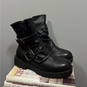 4 Earth by Blowfish Size 7 Sleek Black Moto Boots